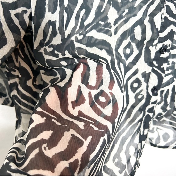 ASOS DESIGN Maternity Long Line Tunic Shirt Semi Sheer Mono Swirl Print 8 - Picture 9 of 11